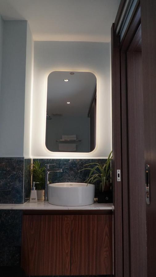 Bros Hotel Хошимин Екстериор снимка