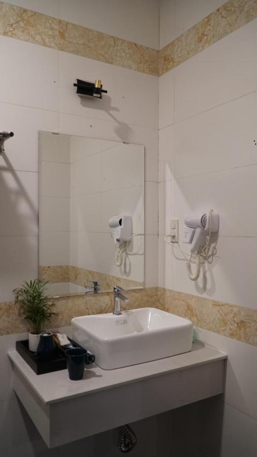 Bros Hotel Хошимин Екстериор снимка