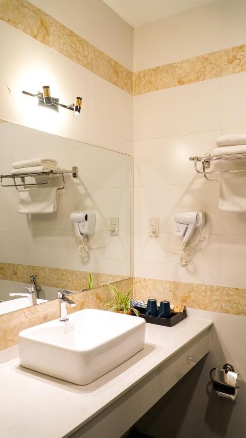Bros Hotel Хошимин Екстериор снимка