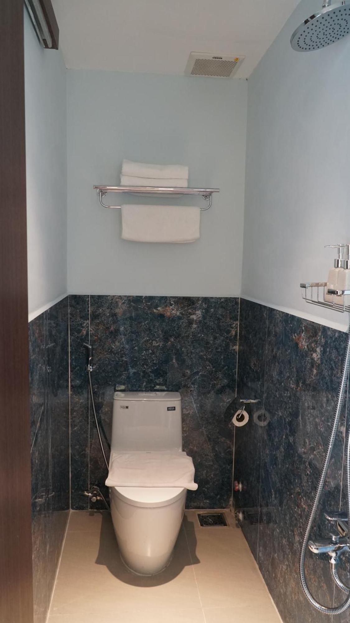 Bros Hotel Хошимин Екстериор снимка