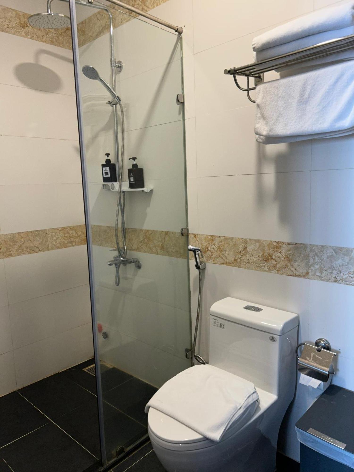 Bros Hotel Хошимин Екстериор снимка