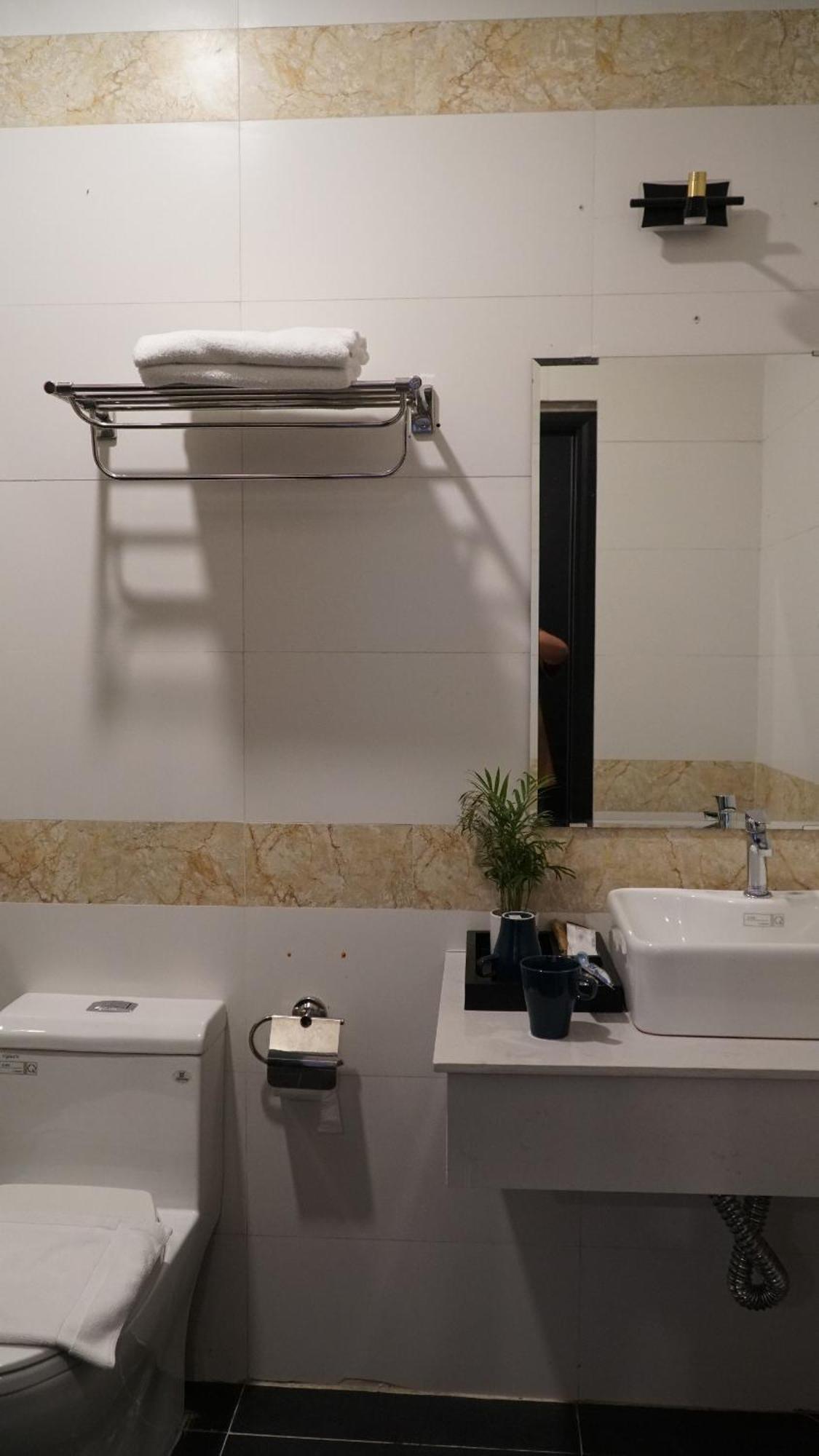 Bros Hotel Хошимин Екстериор снимка